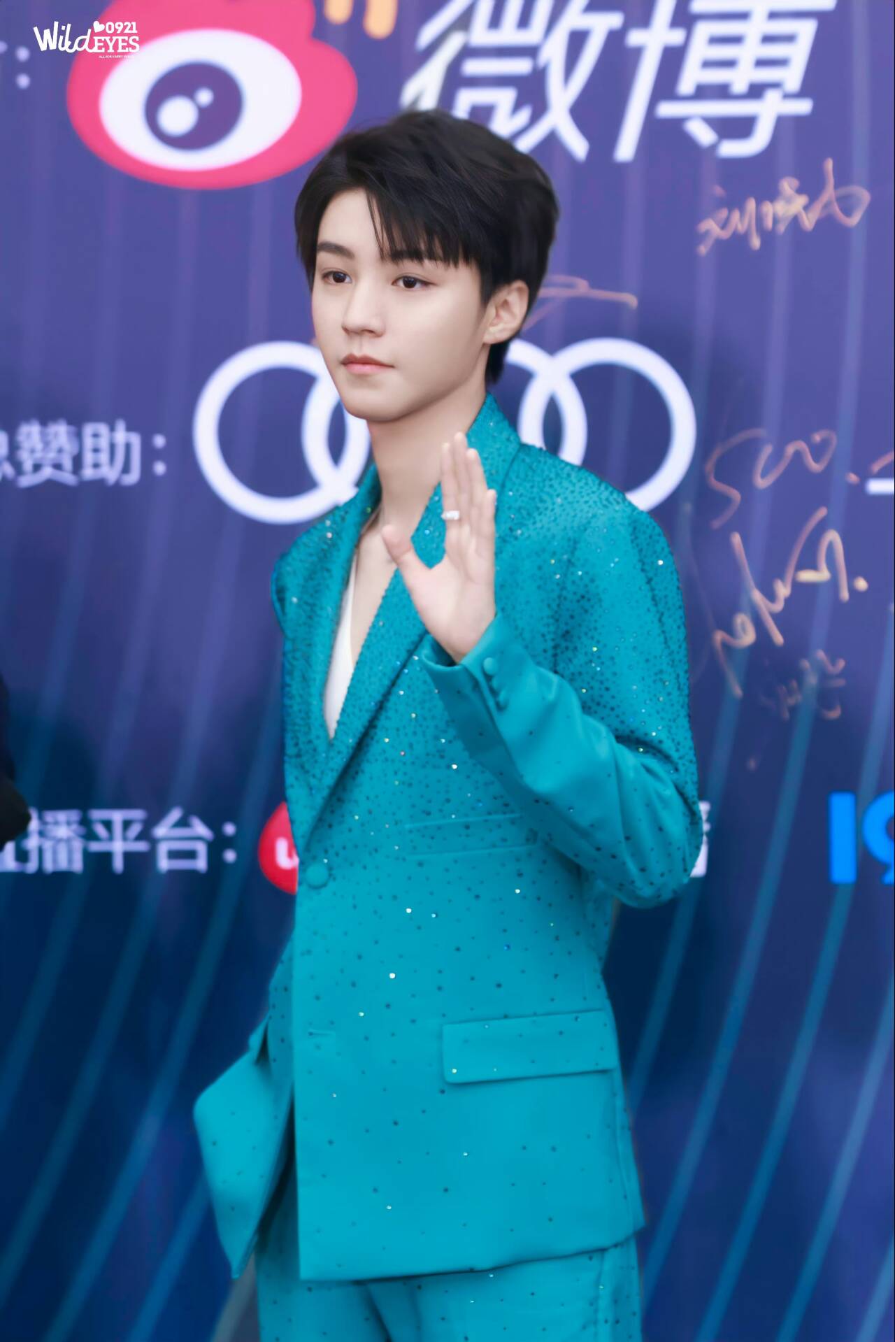 王俊凯微博电影之夜红毯造型/球王会体育