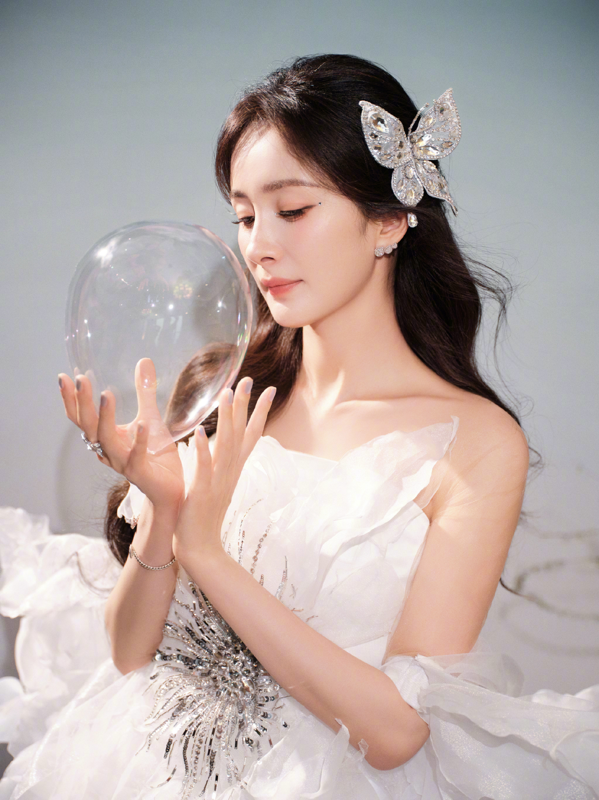 002ZLx3Bly1hx4am4qqgpj63dc4hsb2f02.jpg 杨幂跨年演唱会/球王会体育